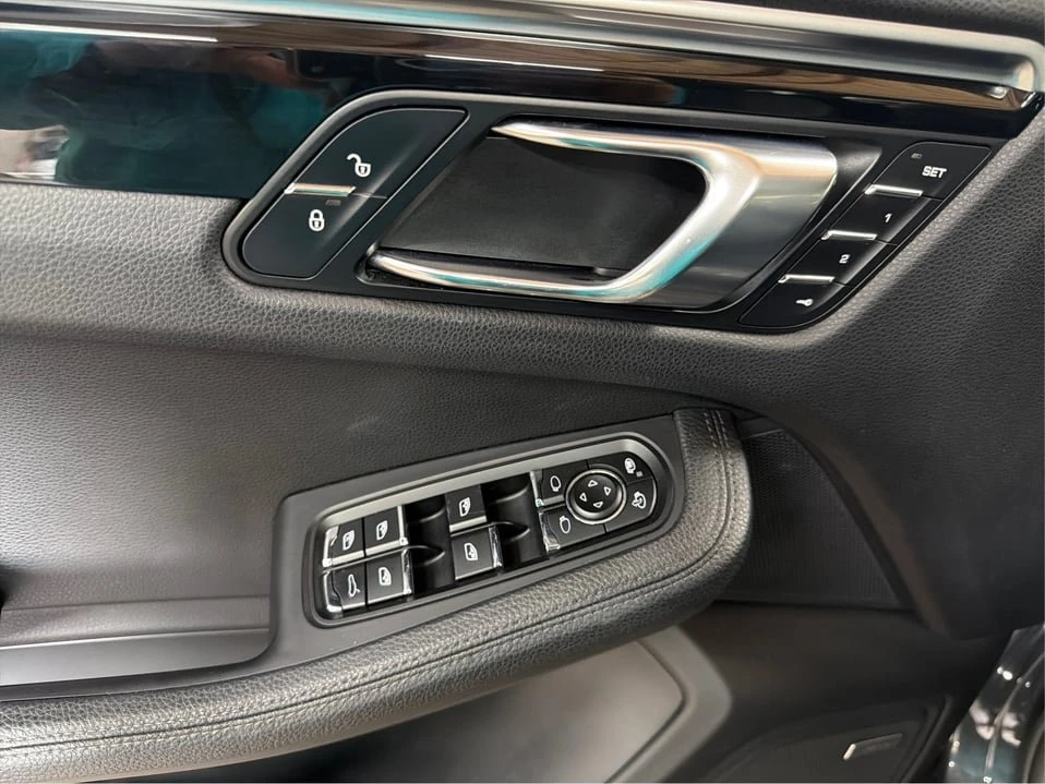 2018 Porsche Macan - Image 17 of 20