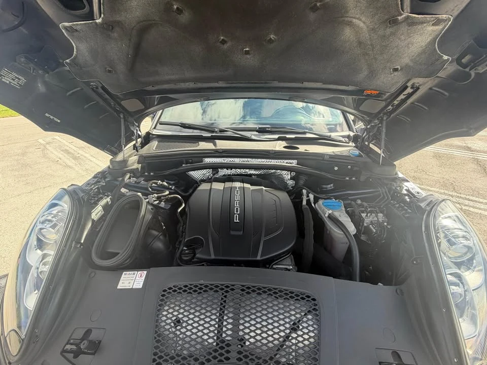 2018 Porsche Macan - Image 16 of 17