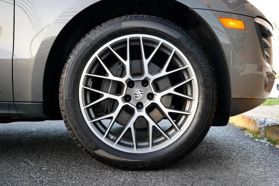 2018 Porsche Macan - Image 16 of 20