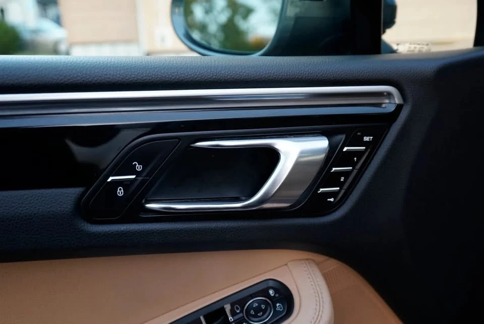 2018 Porsche Macan - Image 18 of 20