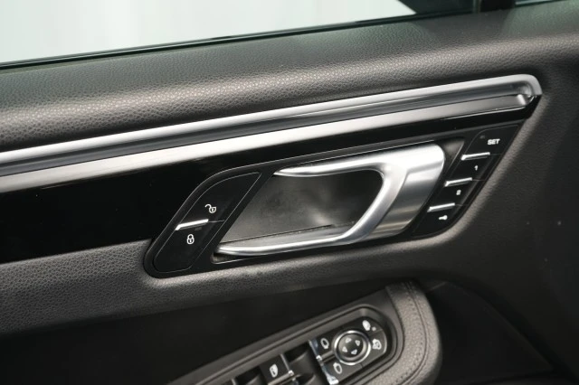2018 Porsche Macan S - Image 27 of 31