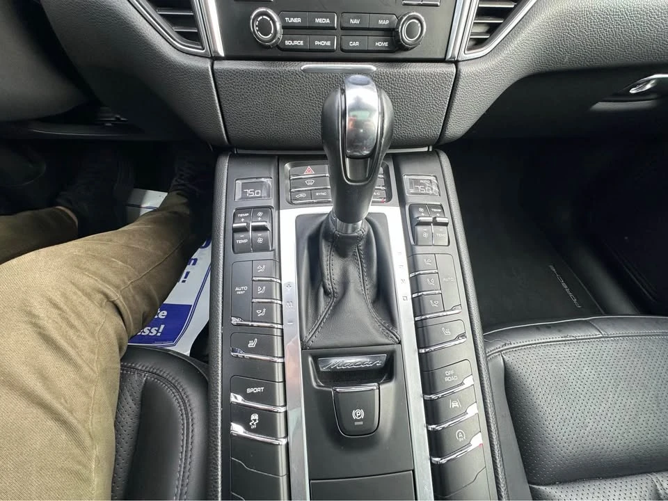 2018 Porsche Macan - Image 15 of 20