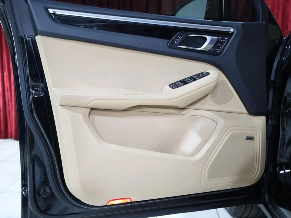 2018 Porsche Macan - Image 10 of 19