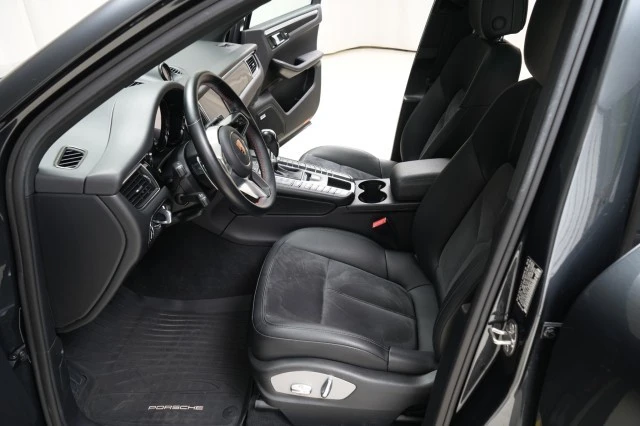 2018 Porsche Macan - Image 19 of 21
