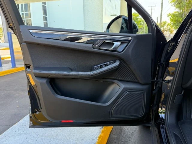 2018 Porsche Macan - Image 18 of 20