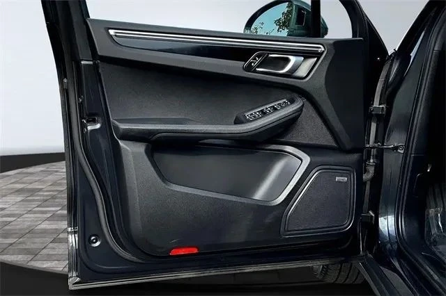 2018 Porsche Macan - Image 9 of 12