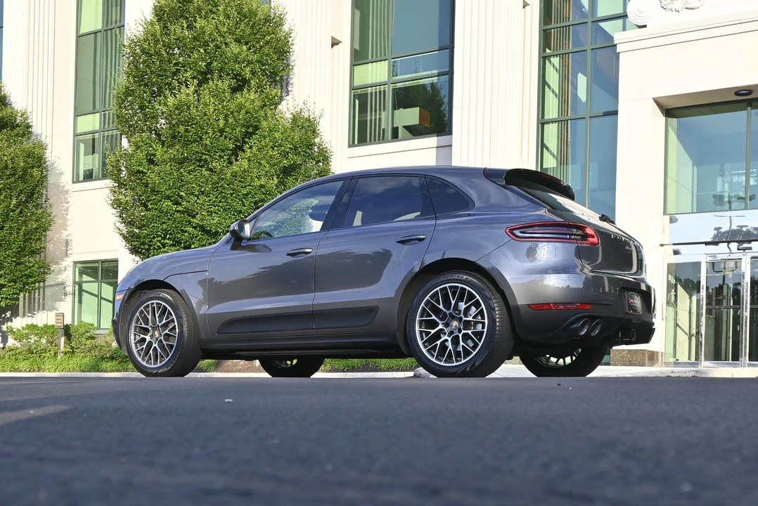 2018 Porsche Macan - Image 17 of 31