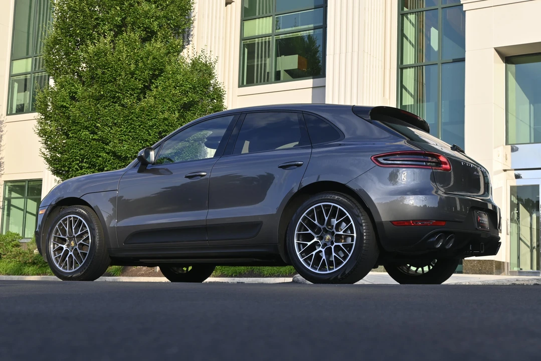2018 Porsche Macan - Image 18 of 31