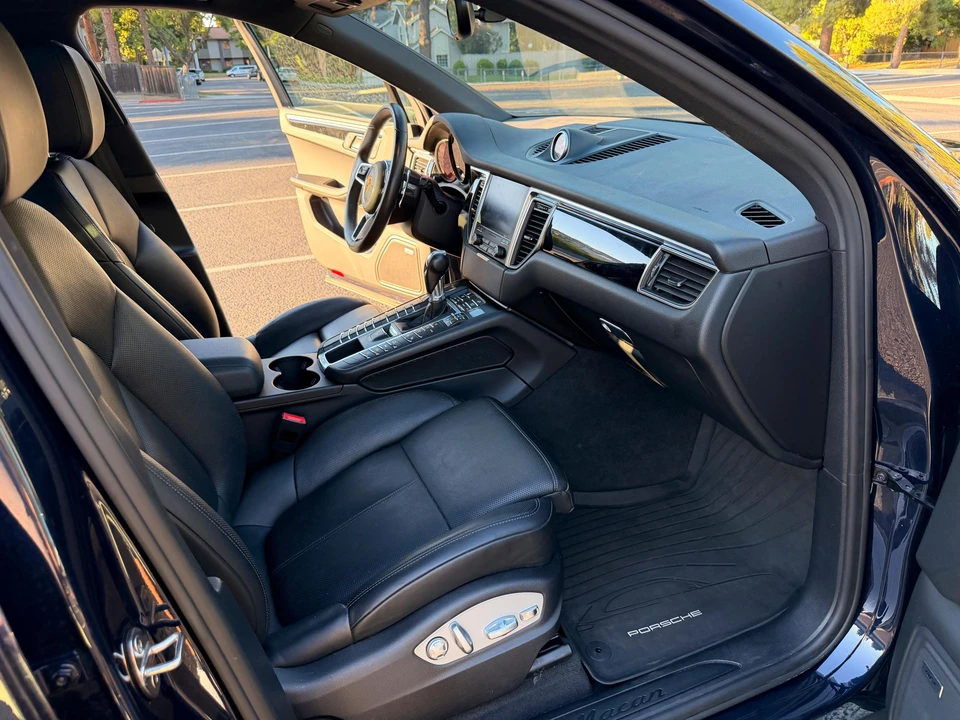 2018 Porsche Macan - Image 26 of 31