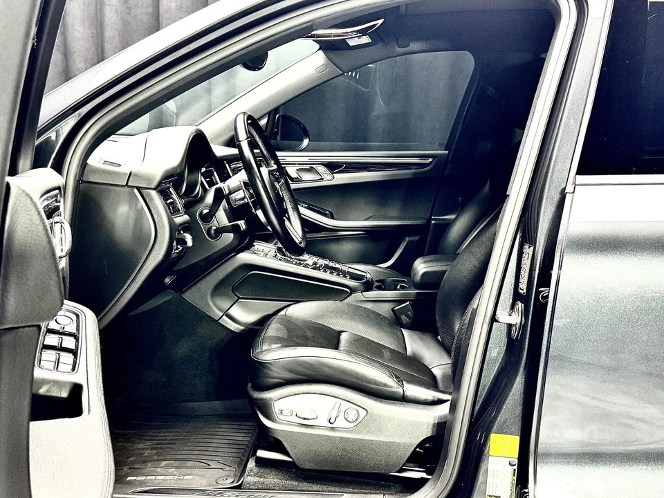 2018 Porsche Macan - Image 29 of 31