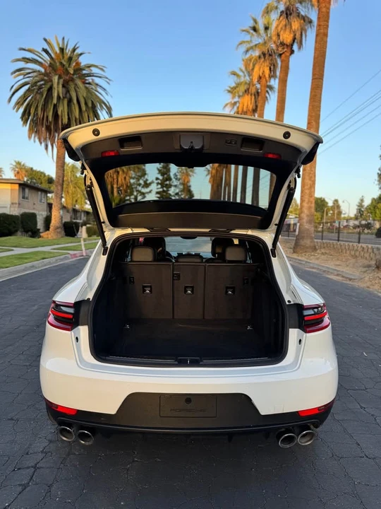 2018 Porsche Macan - Image 11 of 12
