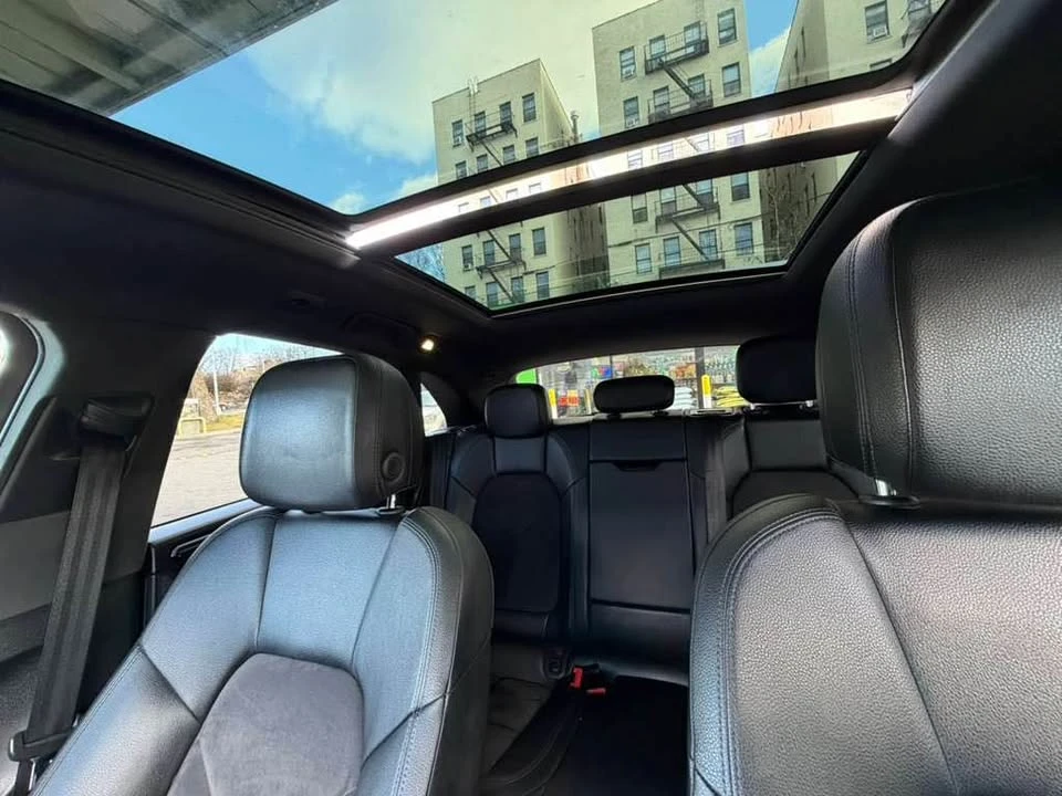 2018 Porsche Macan - Image 9 of 12