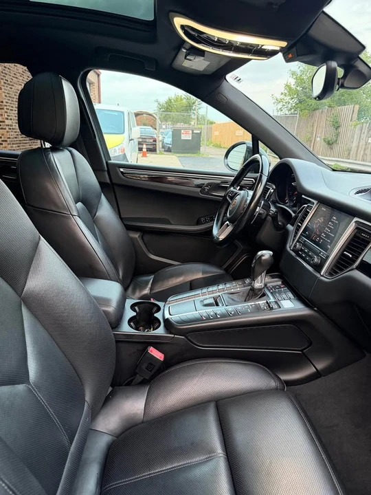 2018 Porsche Macan - Image 12 of 17