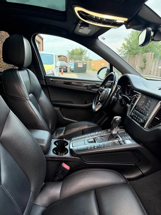 2018 Porsche Macan - Image 14 of 18