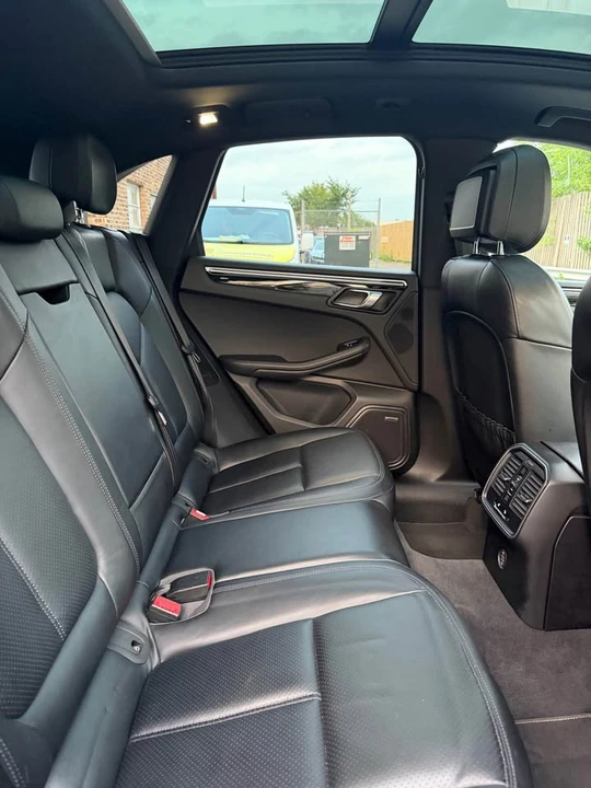 2018 Porsche Macan - Image 15 of 18