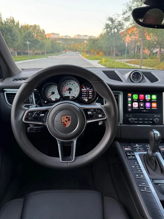 2018 Porsche Macan - Image 15 of 19