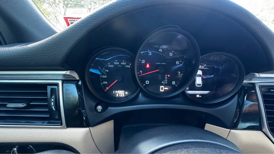 2018 Porsche Macan - Image 15 of 16