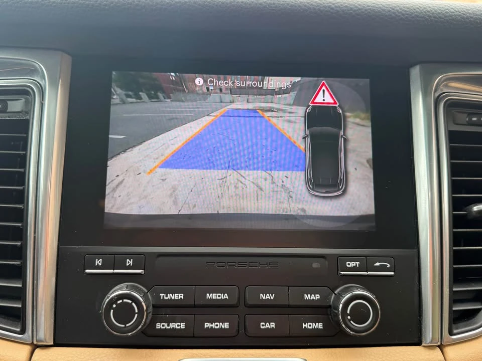 2018 Porsche Macan - Image 17 of 20