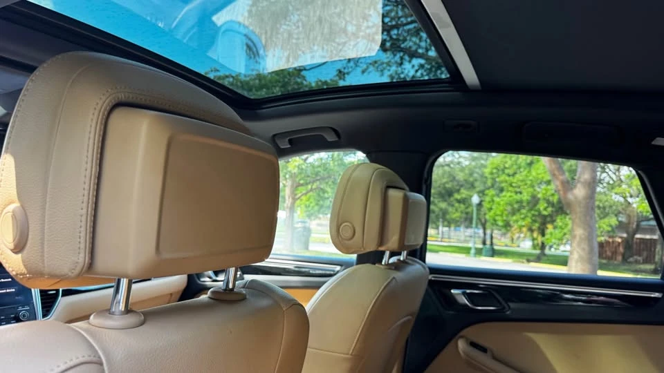 2018 Porsche Macan - Image 10 of 16