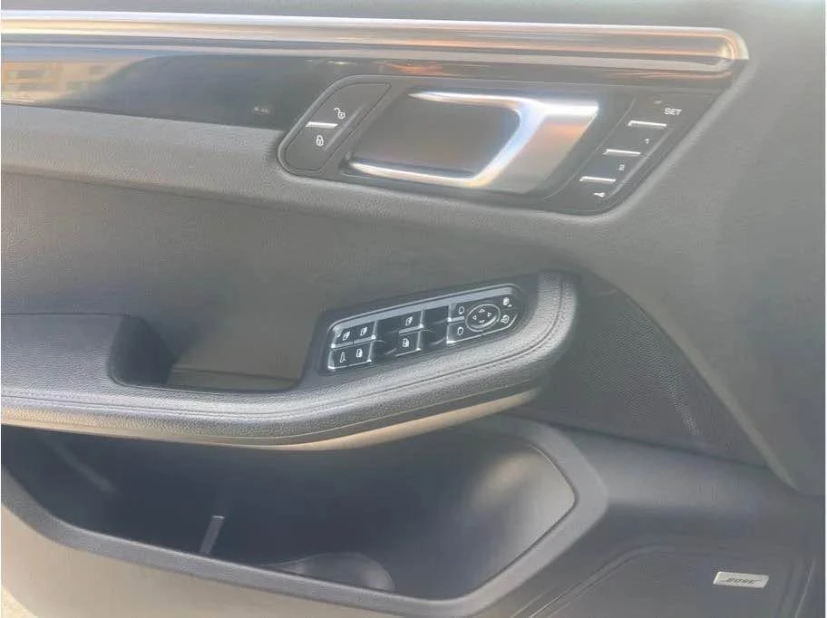 2018 Porsche Macan - Image 17 of 18