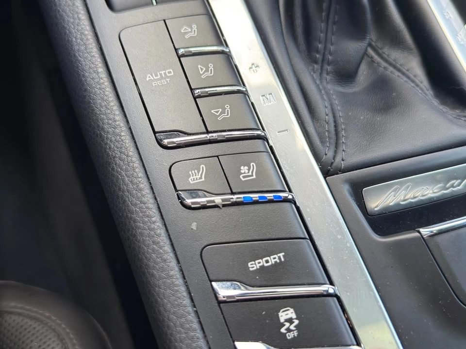 2018 Porsche Macan - Image 17 of 20