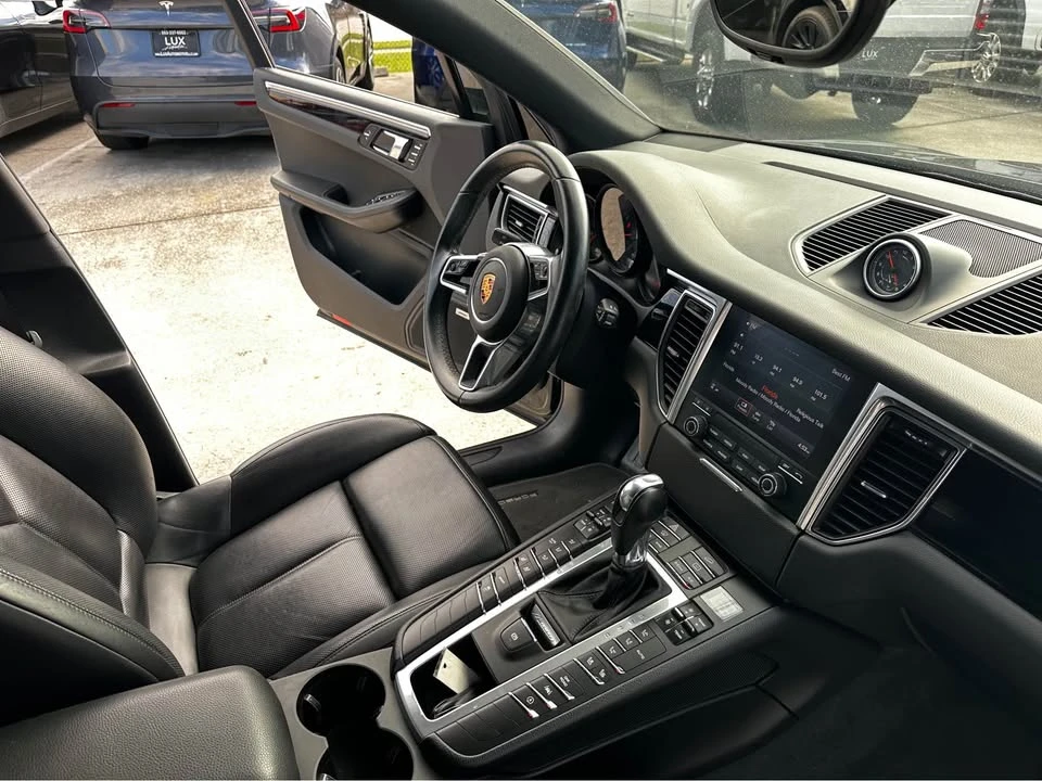 2018 Porsche Macan - Image 16 of 17
