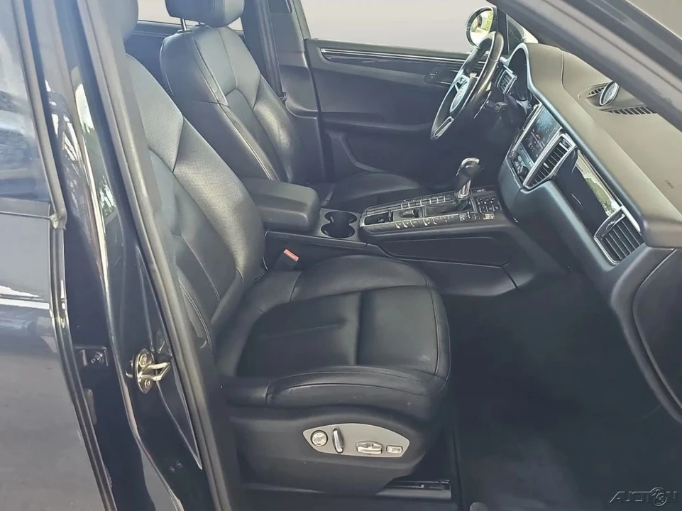 2018 Porsche Macan - Image 19 of 21