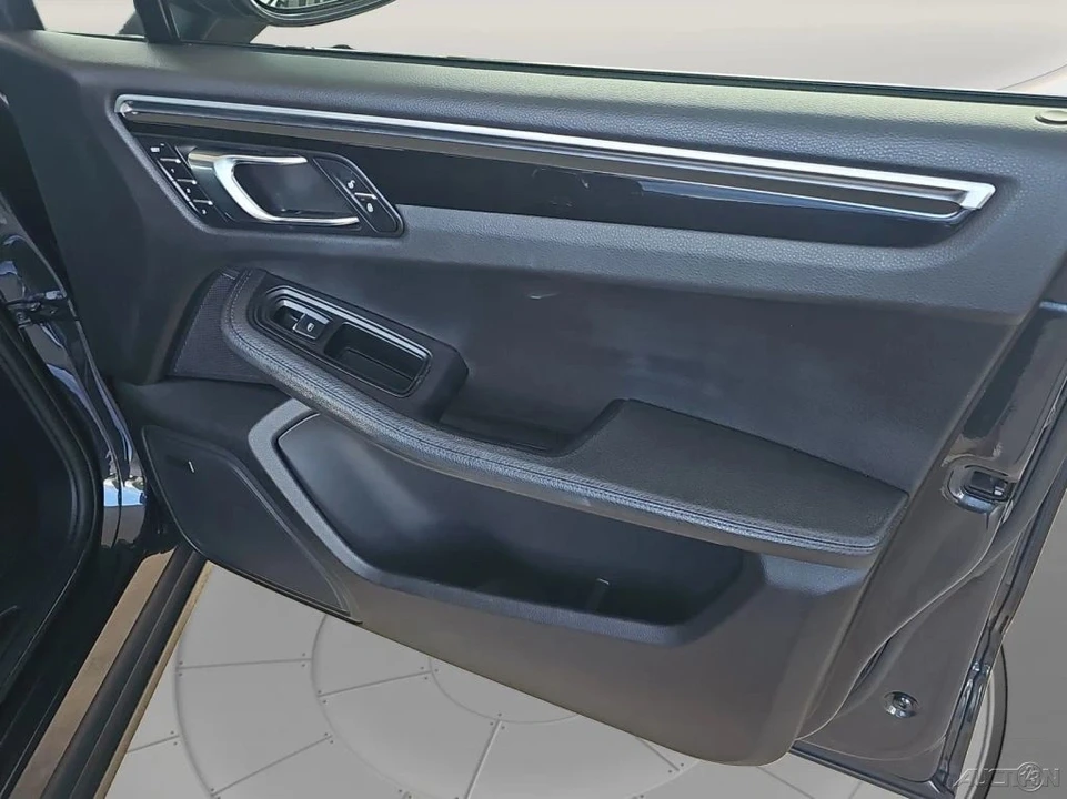 2018 Porsche Macan - Image 18 of 21