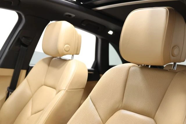 2018 Porsche Macan - Image 16 of 31