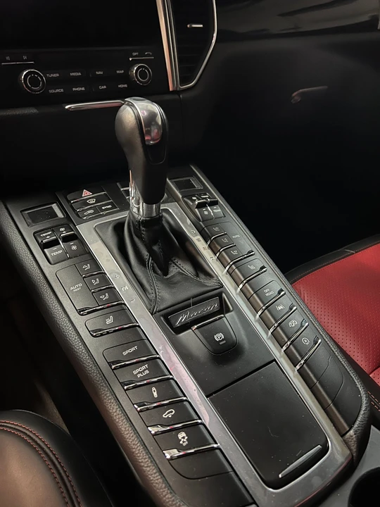 2018 Porsche Macan - Image 20 of 25