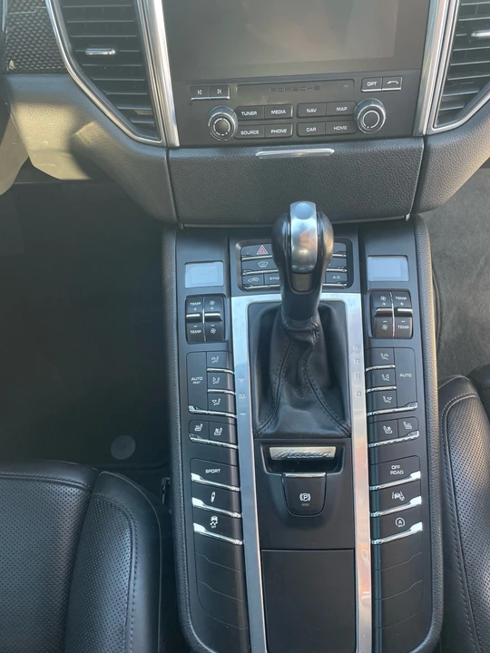 2018 Porsche Macan Turbo - Image 11 of 15