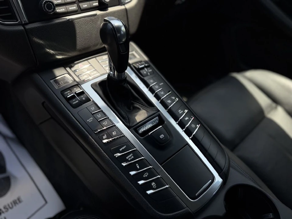 2018 Porsche Macan Turbo - Image 12 of 19
