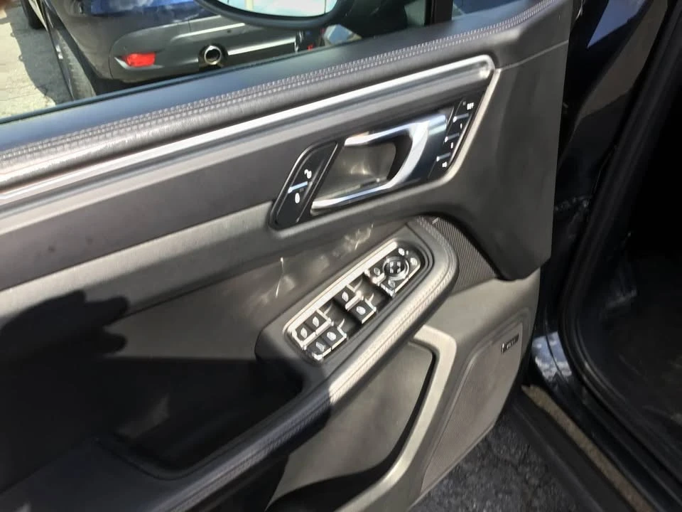 2018 Porsche Macan - Image 18 of 20