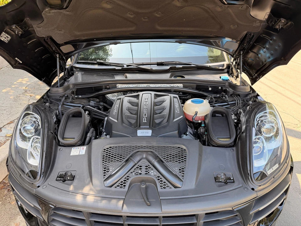 2018 Porsche Macan Turbo - Image 18 of 19