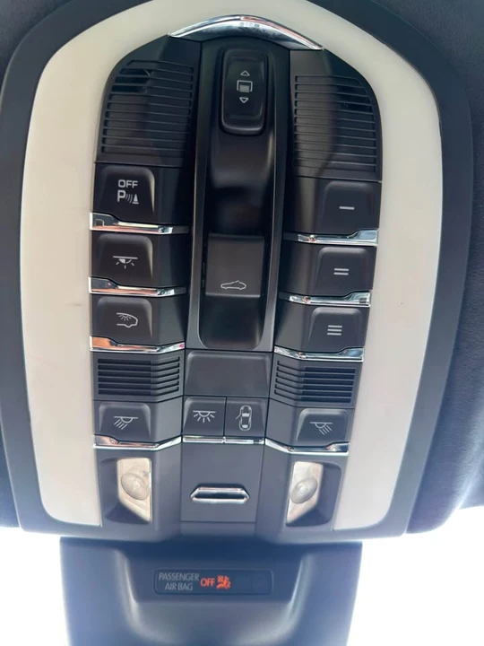 2018 Porsche Macan Turbo - Image 16 of 20