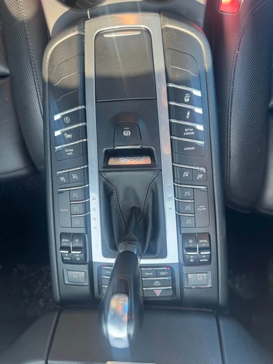 2018 Porsche Macan Turbo - Image 12 of 15