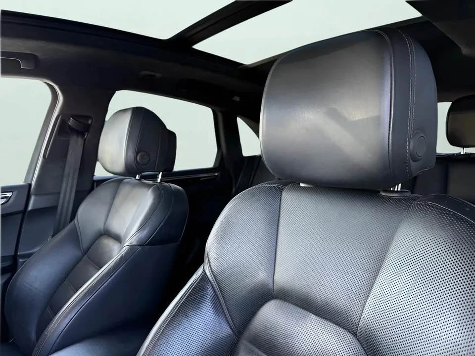 2018 Porsche Macan Turbo - Image 10 of 19