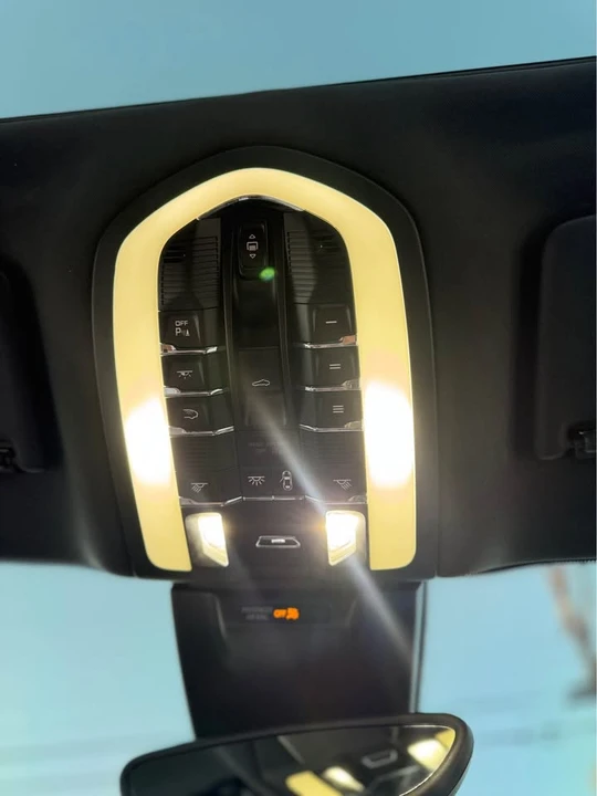 2018 Porsche Macan Turbo - Image 14 of 18