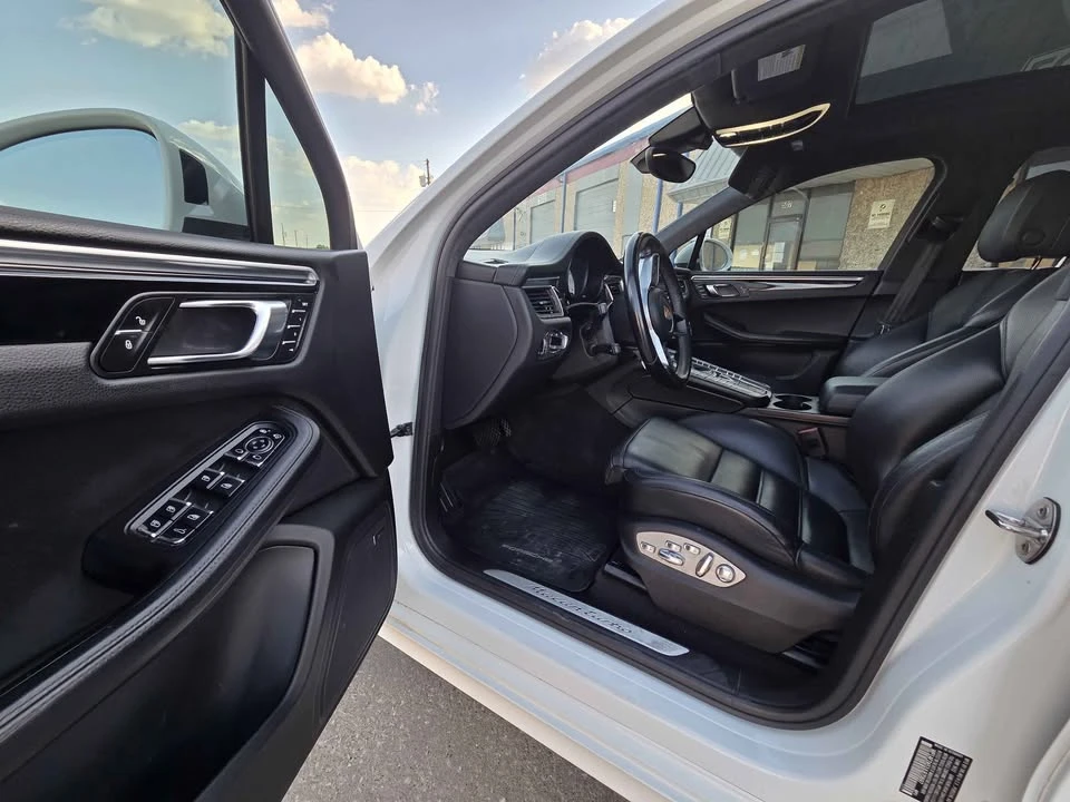 2018 Porsche Macan Turbo - Image 12 of 17