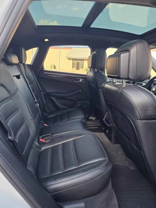 2018 Porsche Macan Turbo - Image 16 of 17