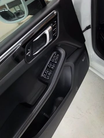 2018 Porsche Macan Turbo - Image 17 of 31