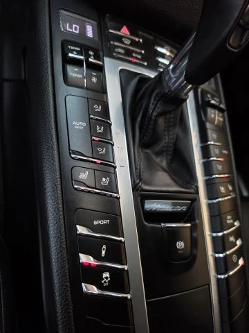 2018 Porsche Macan Turbo - Image 28 of 31