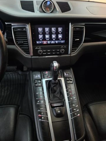 2018 Porsche Macan Turbo - Image 25 of 31