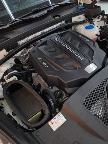 2018 Porsche Macan Turbo - Image 14 of 31