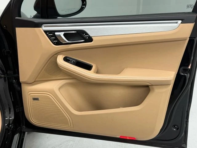 2018 Porsche Macan Turbo - Image 19 of 21