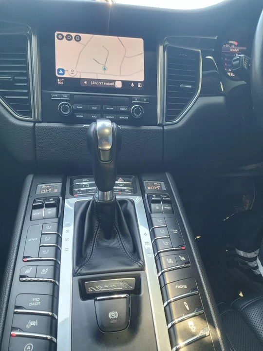 2018 Porsche Macan Turbo - Image 29 of 31