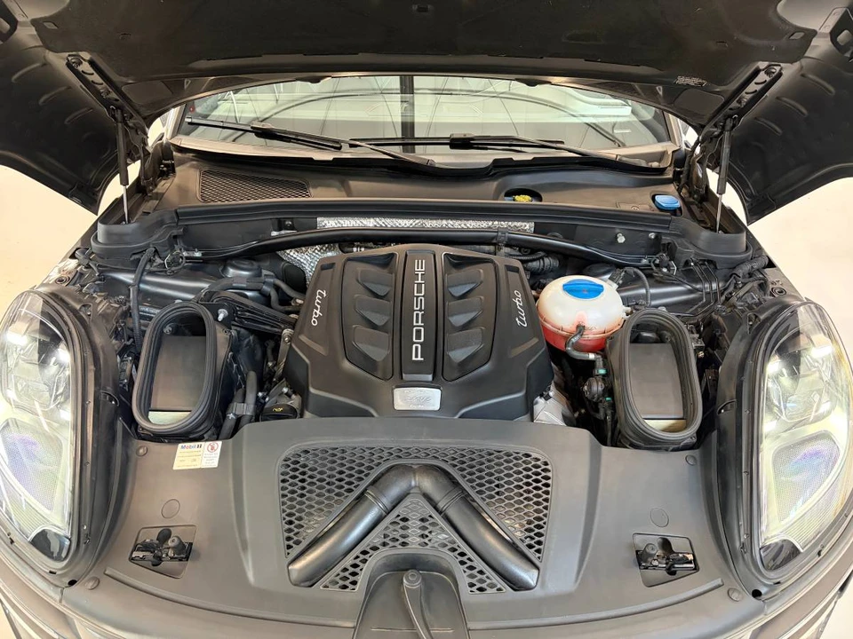 2018 Porsche Macan Turbo - Image 15 of 15