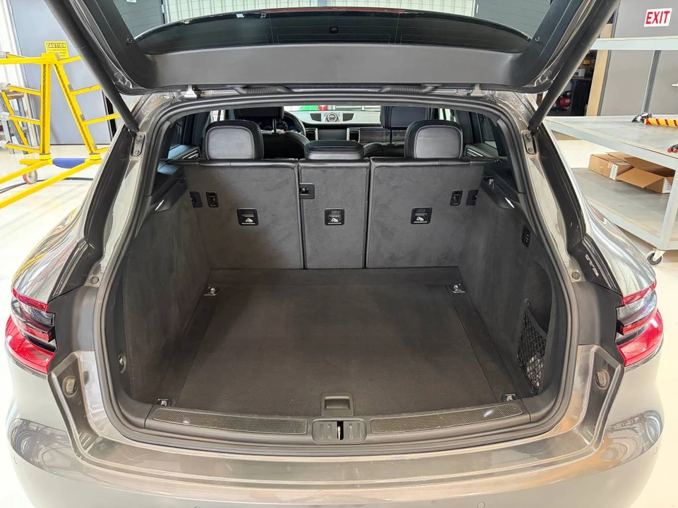 2018 Porsche Macan Turbo - Image 14 of 15