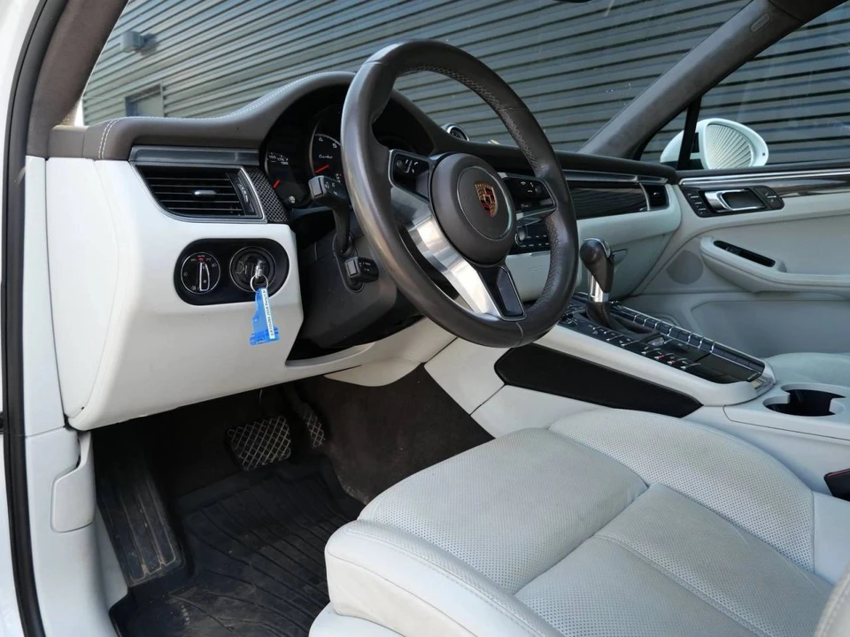 2018 Porsche Macan Turbo - Image 4 of 5