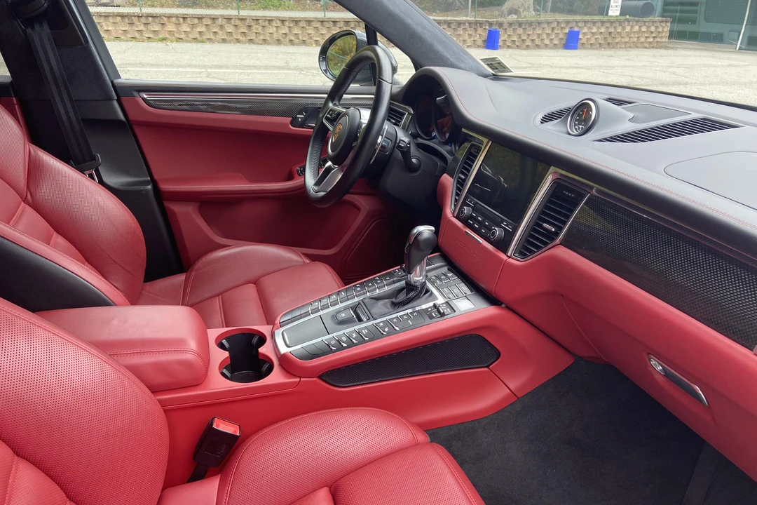 2018 Porsche Macan Turbo - Image 26 of 31